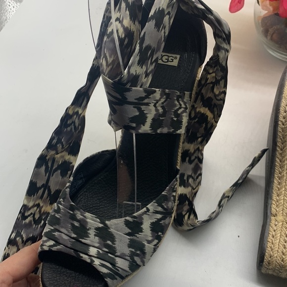 Ugg Lucianna Black white fabric rope wedge sandal size 8.5. MCW0648A - Picture 7 of 8